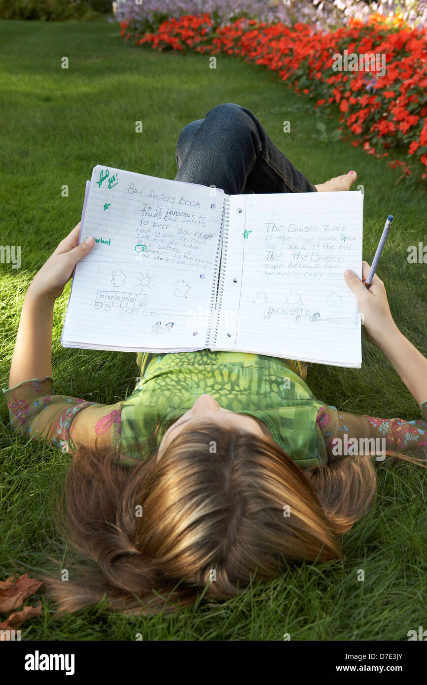 8 anno vecchia ragazza facendo i compiti di scuola Foto Stock
