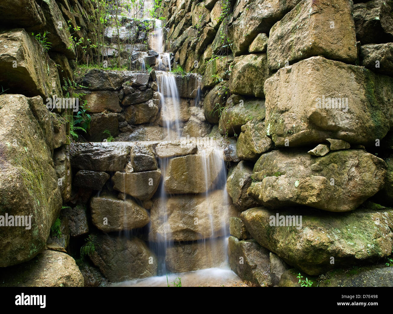 Cascata artificiale. La foto mostra una cascata artificiale in natura con acqua corrente Foto Stock