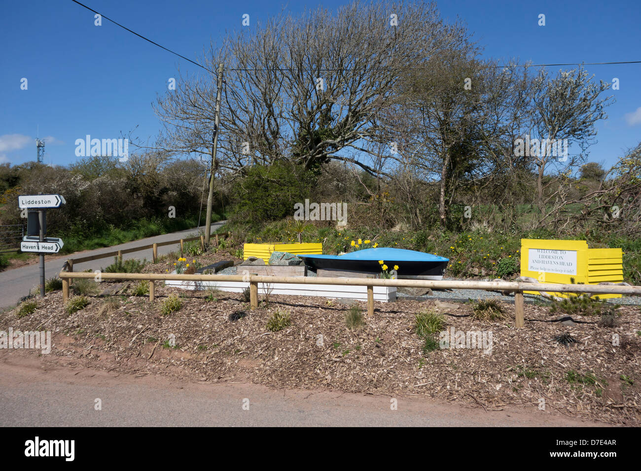 Insolita benvenuto comunale giardino, situato su un incrocio sulla periferia di un piccolo villaggio del Pembrokeshire. 6 immagini Foto Stock
