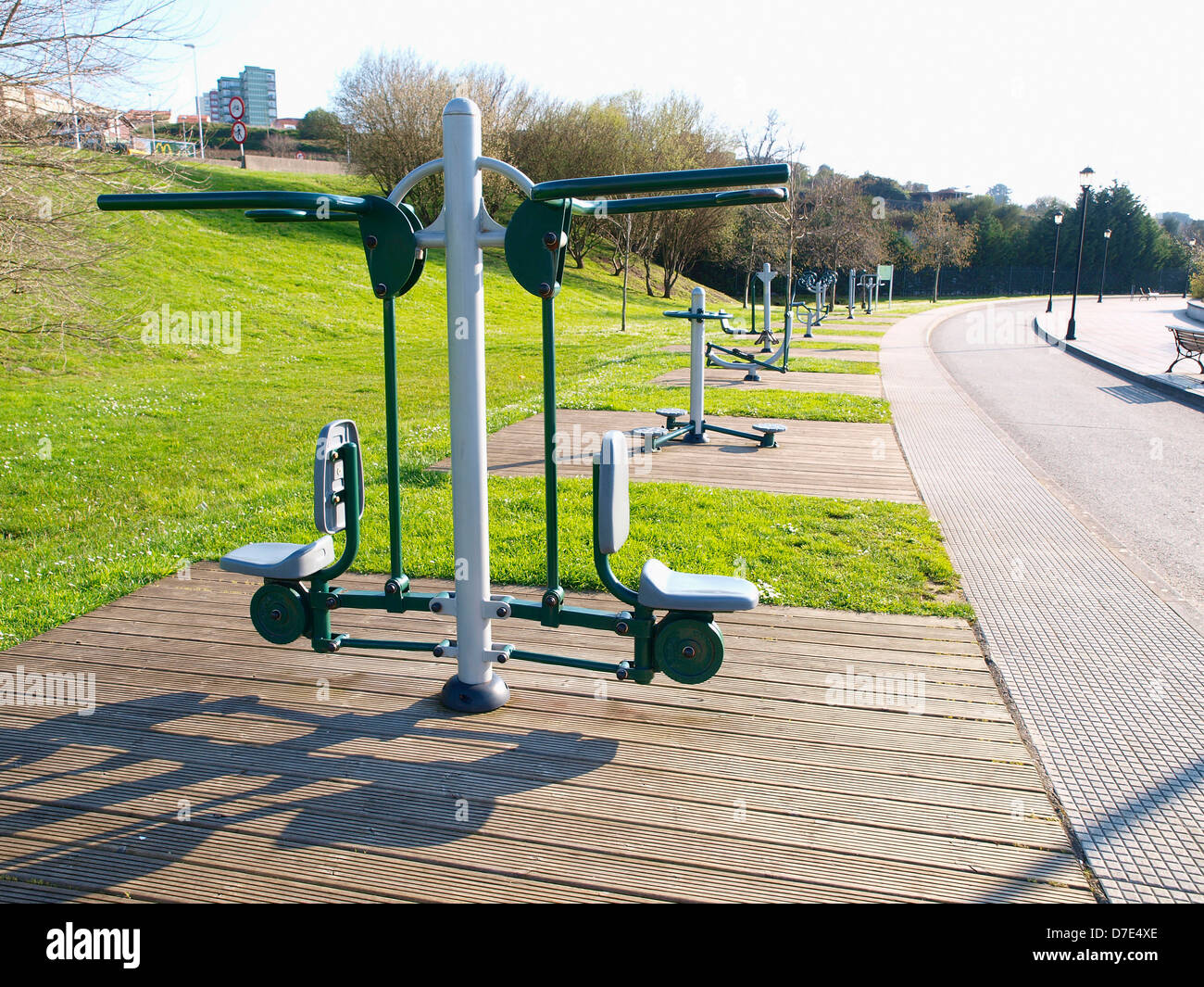Attrezzatura ginnica in un parco pubblico in una giornata di sole Foto Stock