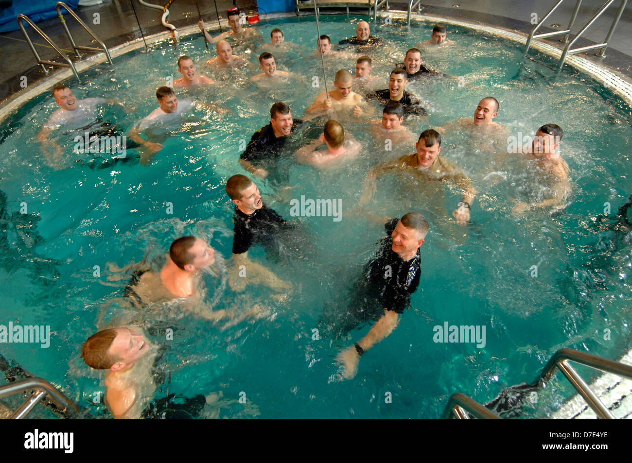 US Navy marinai acqua battistrada dopo essere stato gettato in fuga sottomarino trainer presso la Marina Scuola Sommergibili Maggio 1, 2010 in New London, CT. Foto Stock