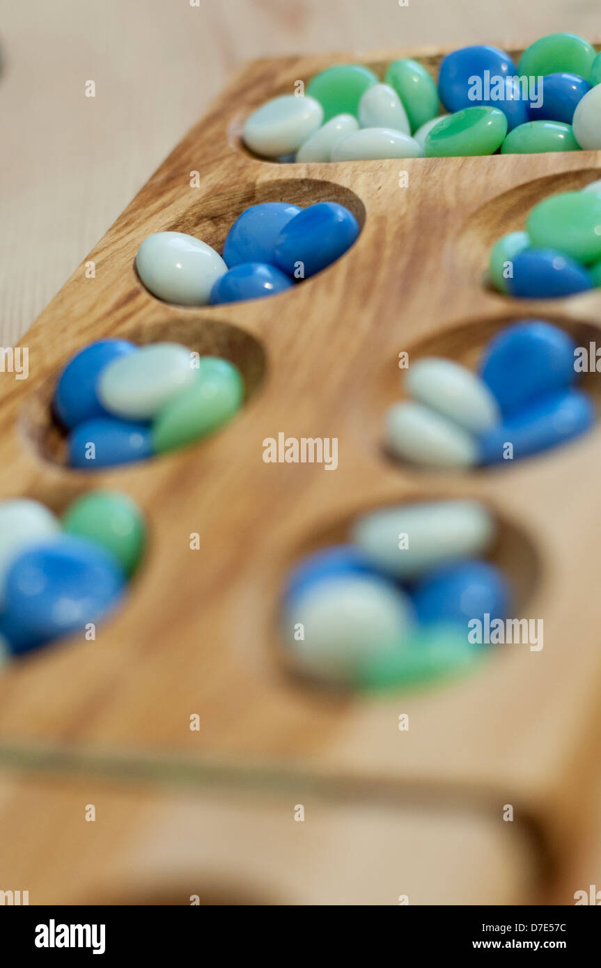 Mancala. Scheda tradizionale gioco. Foto Stock