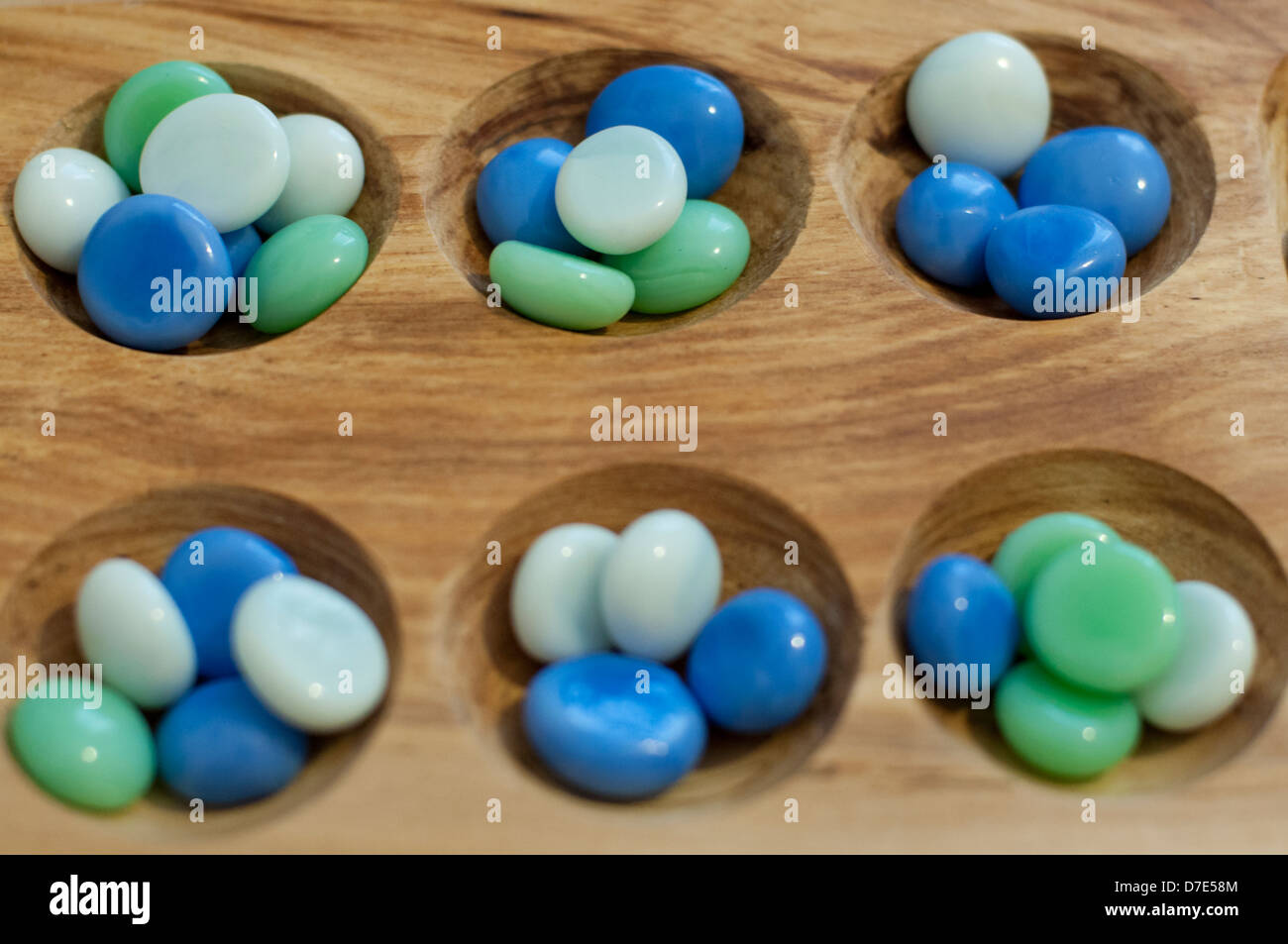 Mancala. Scheda tradizionale gioco. Foto Stock