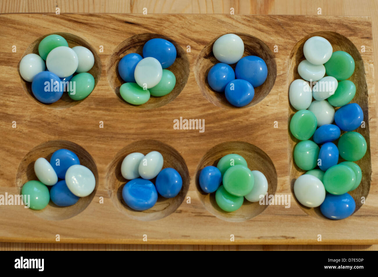 Mancala. Scheda tradizionale gioco. Foto Stock