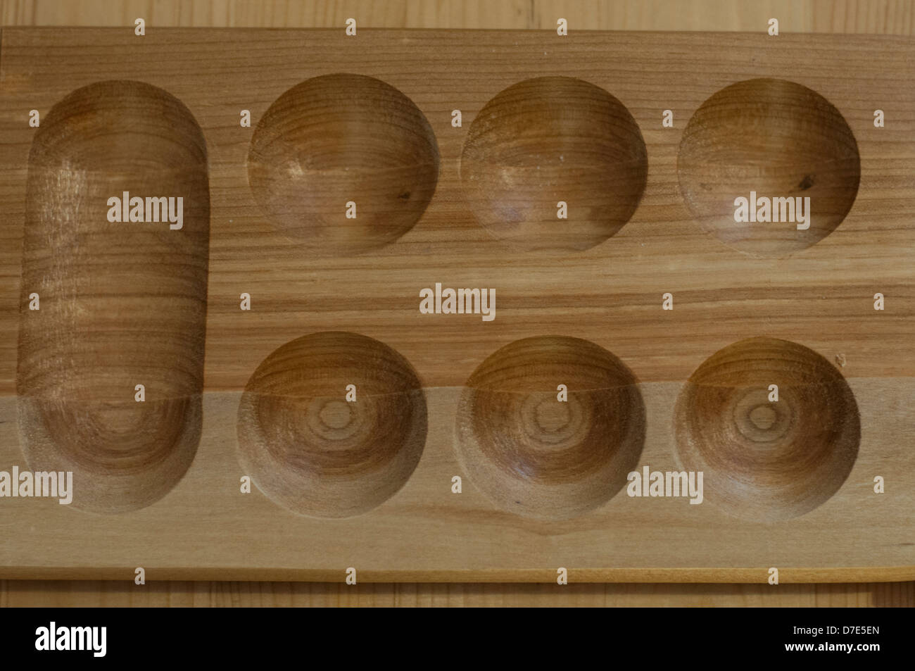 Mancala. Scheda tradizionale gioco. Foto Stock