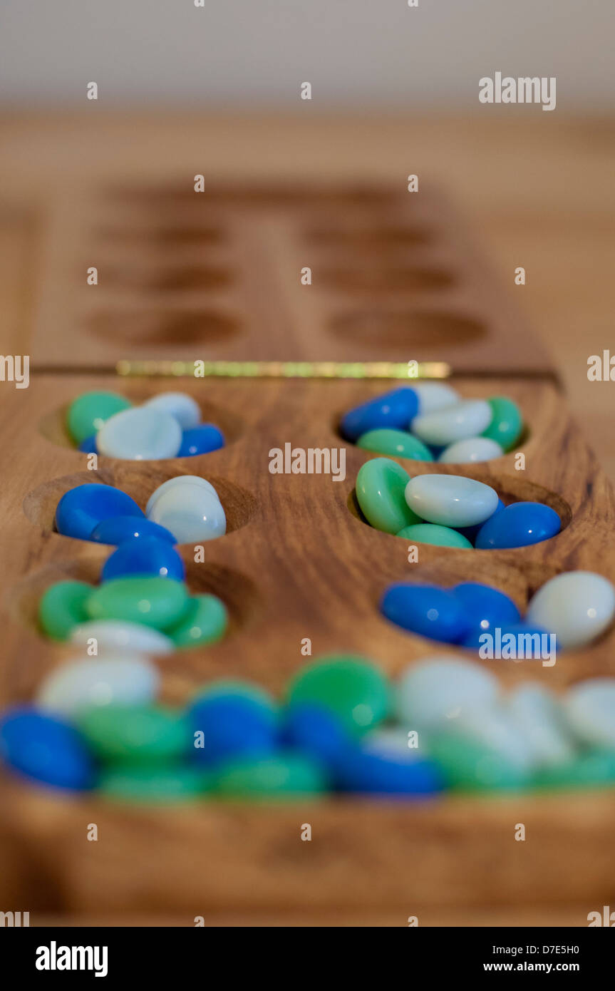 Mancala. Scheda tradizionale gioco. Foto Stock
