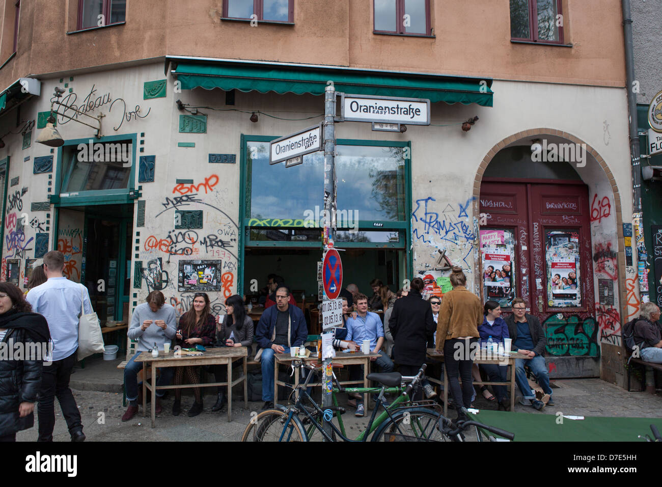 La gente celebra la Giornata del Lavoro al primo di maggio a Kreuzberg Berlino Foto Stock