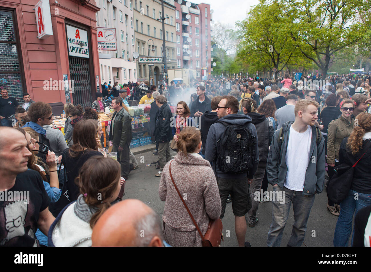 I giovani possono celebrare la giornata al primo di maggio a Kreuzberg Berlino, Germania Foto Stock