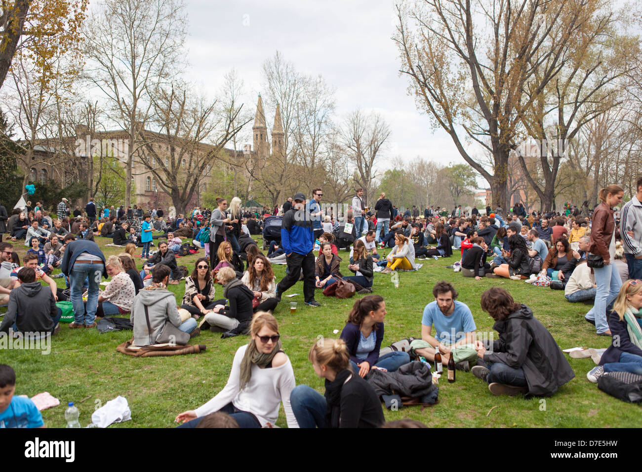 Giovane popolo tedesco per celebrare la Giornata del Lavoro a Kreuzberg Berlino Foto Stock