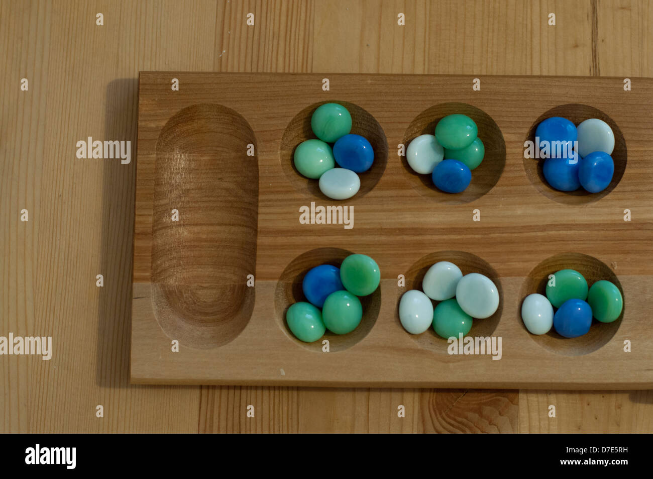 Mancala. Scheda tradizionale gioco. Foto Stock