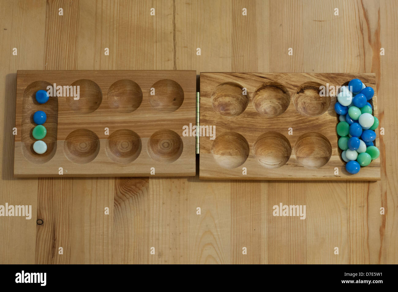 Mancala. Scheda tradizionale gioco. Foto Stock