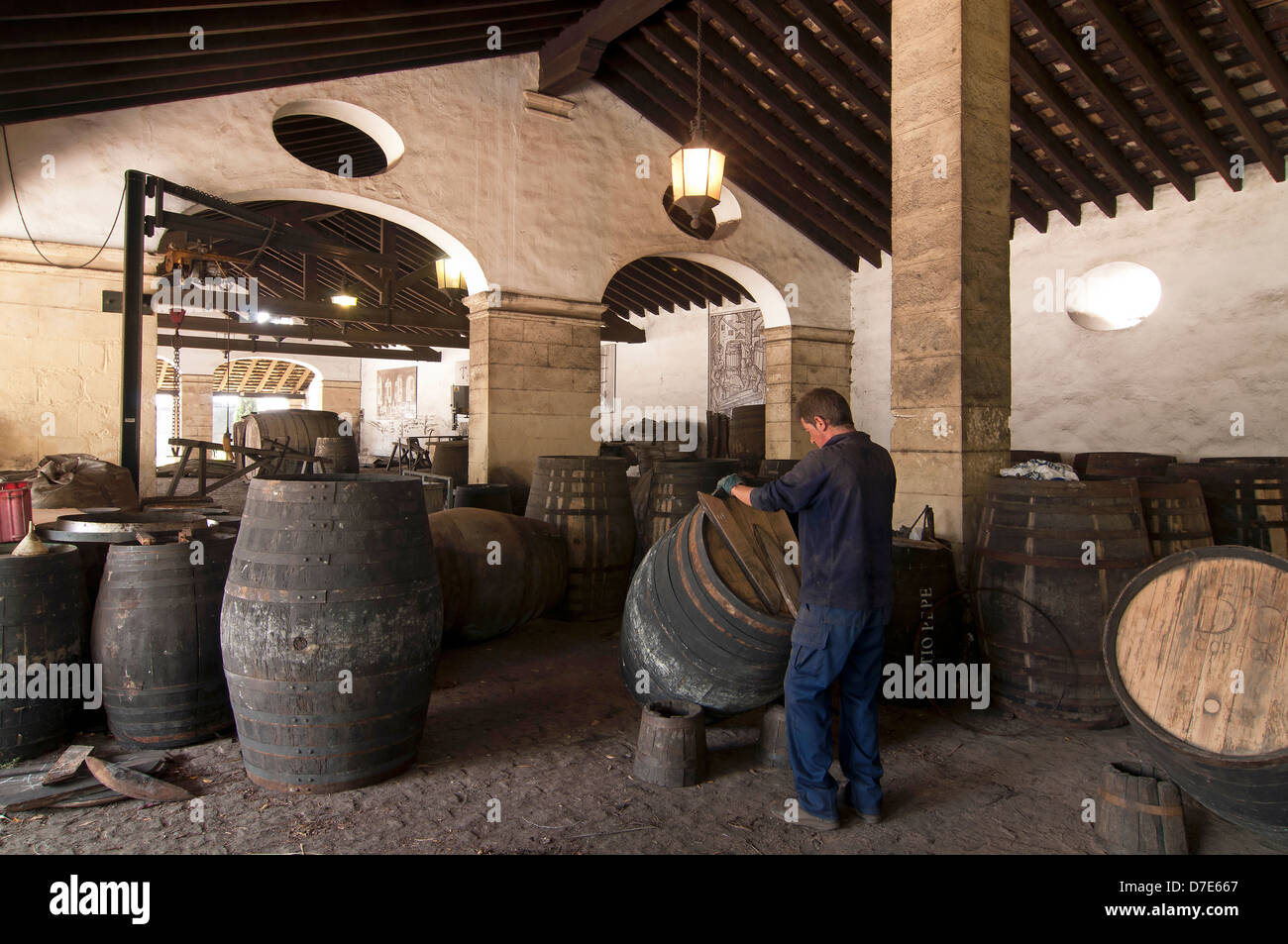 Il Gruppo Gonzalez Byass winery - riparazione di barili, Jerez de la Frontera, Cadice-provincia, regione dell'Andalusia, Spagna, Europa Foto Stock