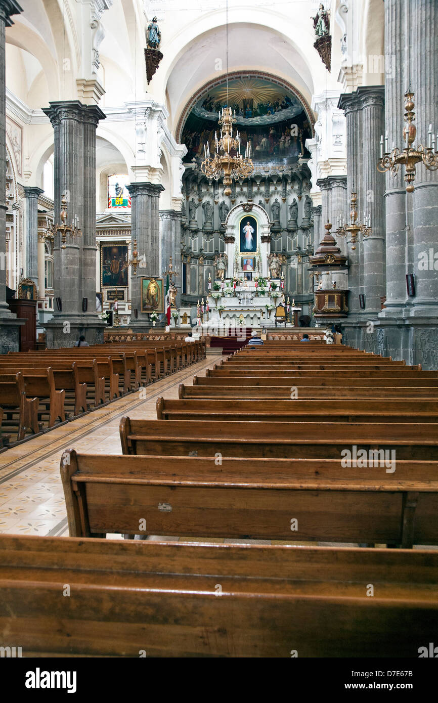 Austero navata luminosa che culminano in un magnifico altare maggiore restaurato del XVII secolo la chiesa gesuita della Compagnia di Gesù di Puebla Foto Stock