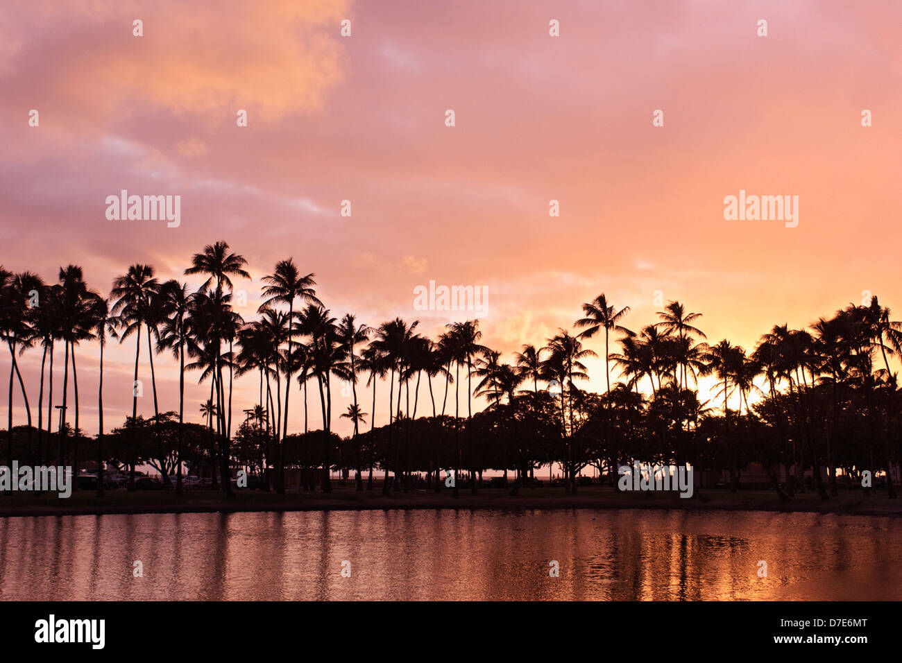 Vista del tramonto dall'Ala Moana Beach Park a ovest di Waikiki di Oahu, Hawaii. Foto Stock