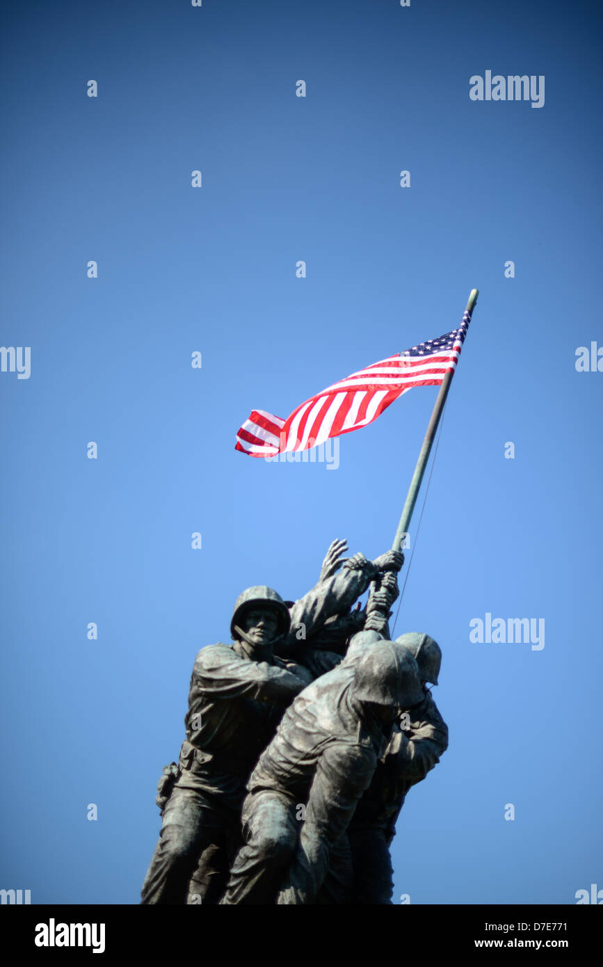 Blu cielo con l'Iwo Jima Memorial (formalmente il Marine Corps War Memorial) in Arlington, Virginia, accanto al Cimitero di Arlington. Il monumento è stato progettato da Felix de Wledon e si basa su un iconico Associated Press Photo chiamato sollevando la bandiera su Iwo Jima da Joe Rosenthal. Essa è stata dedicata nel 1954. Foto Stock