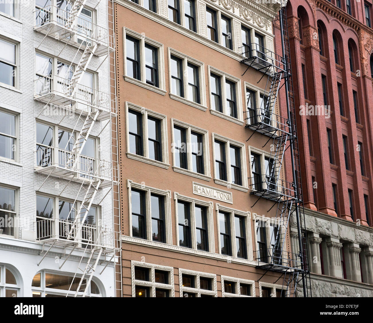 Una linea di edifici con la tradizionale architettura di Portland sulle facciate. Foto Stock