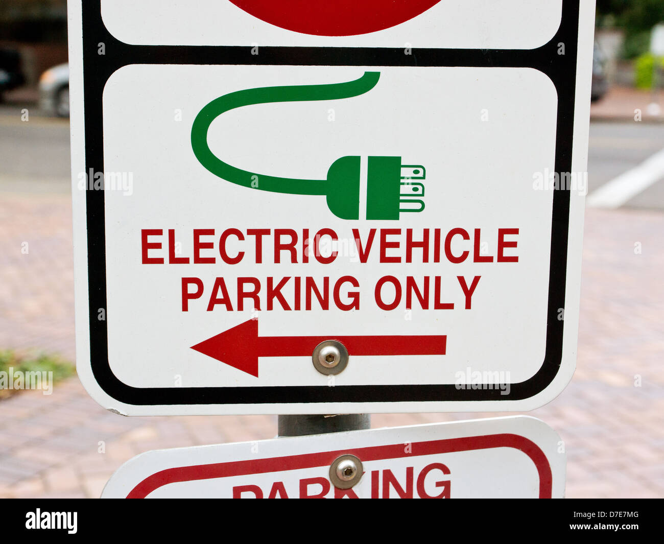 Un segno di punti in un'area per il veicolo elettrico parcheggio. Foto Stock