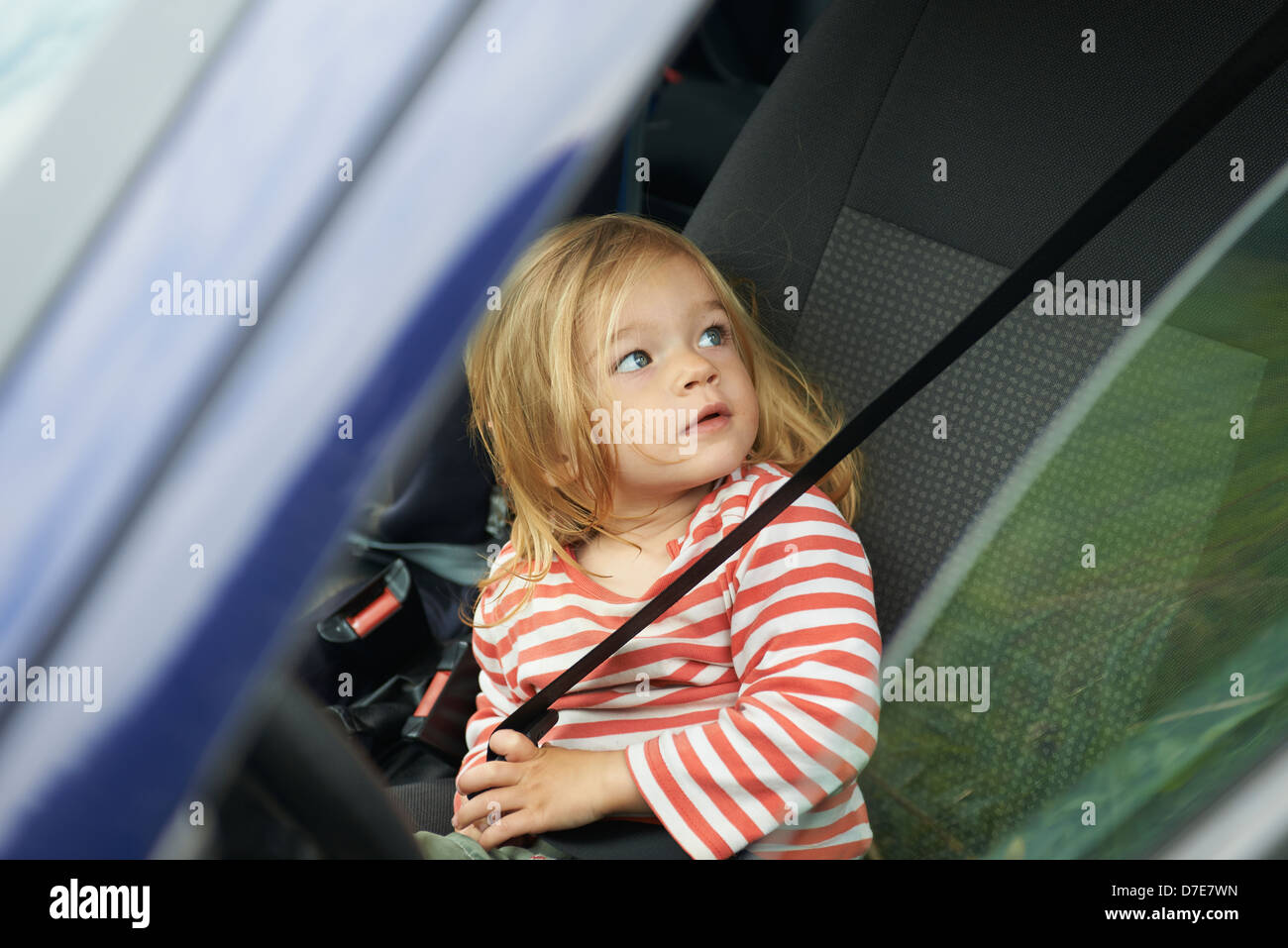 Bimba bionda bambino che gioca all'interno di un automobile Foto Stock