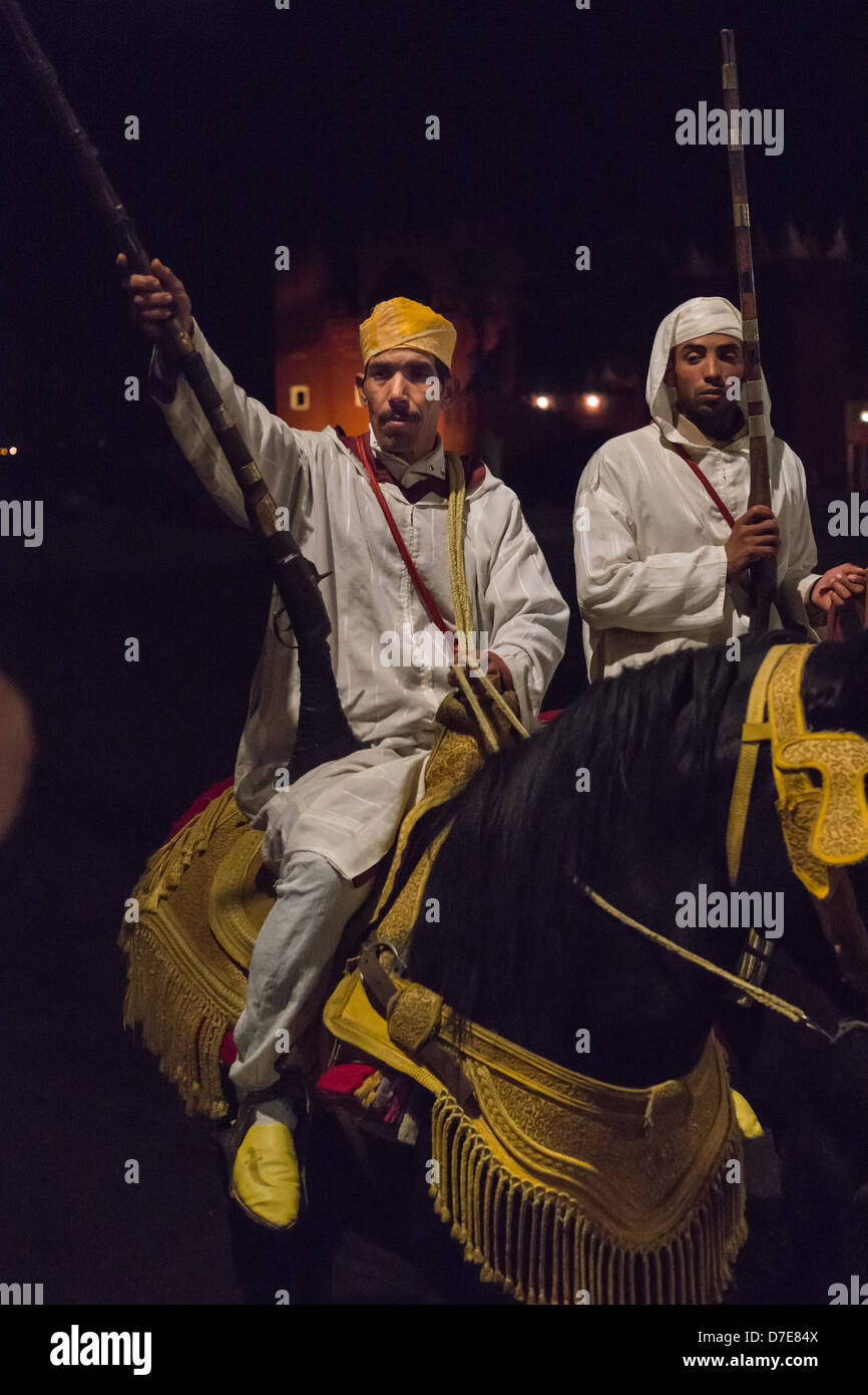 Il Marocco, Marrakech - Fantasia Berber fort cena e intrattenimento, turistico spettacolo in Arena. Foto Stock