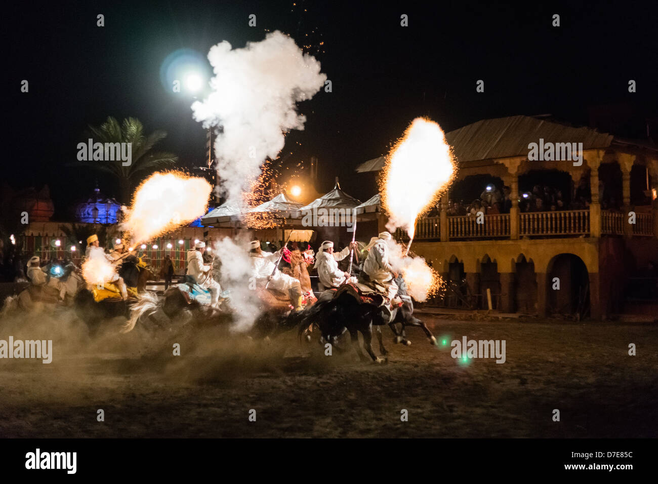 Il Marocco, Marrakech - Fantasia Berber fort cena e intrattenimento, turistico spettacolo in Arena. Foto Stock