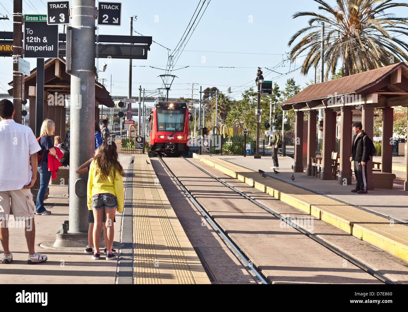 Passeggeri a guardare un MTS San Diego Trolley (in realtà un sistema di ferrovia leggera di) tirando in San Diego Old Town Centro di Transito, STATI UNITI D'AMERICA Foto Stock