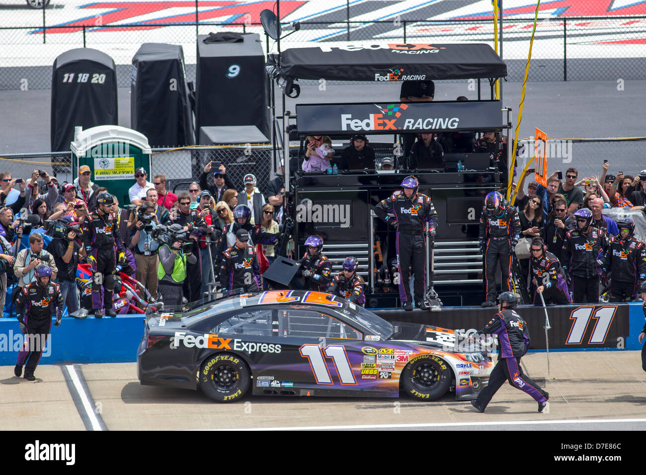 Lincoln, Alabama, Stati Uniti d'America. Il 5 maggio 2013. Denny Hamlin (11) porta la sua FedEx Express Chevrolet per un cambio di pilota con Brian Vickers l'Aarons 499 gara a Talladega Superspeedway a Lincoln, AL. Credito: Cal Sport Media / Alamy Live News Foto Stock