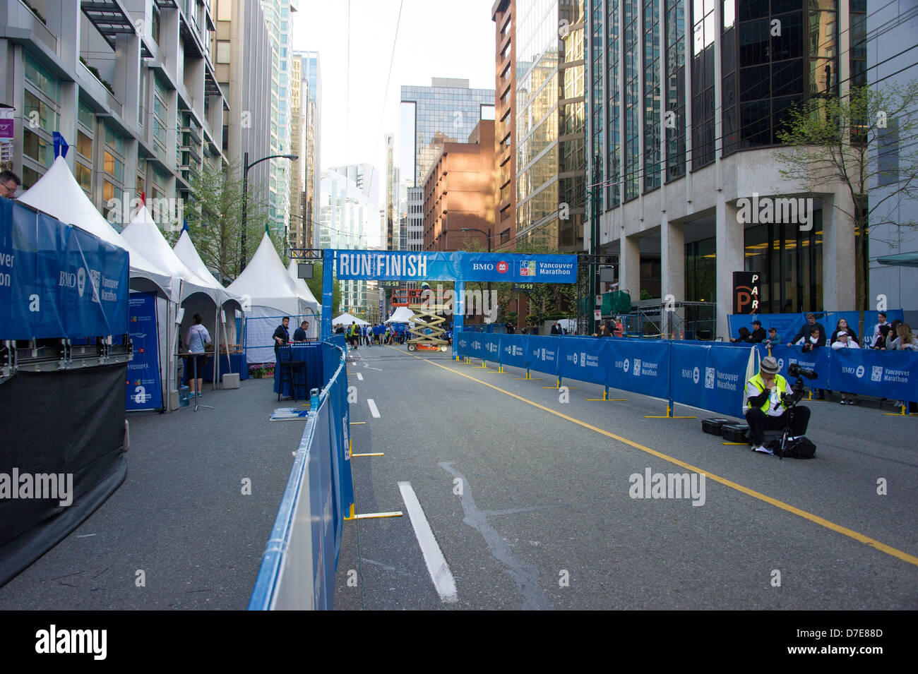 Vancouver, Canada. Il 5 maggio 2013. La finitura spara in attesa per la massa dei corridori a comparire alla fine del 2013 BMO quarantaduesimo annuale maratona di Vancouver a Vancouver British Columbia Canada il 5 di maggio 2013 . Fotografo Frank Pali/Alamy Live News Foto Stock