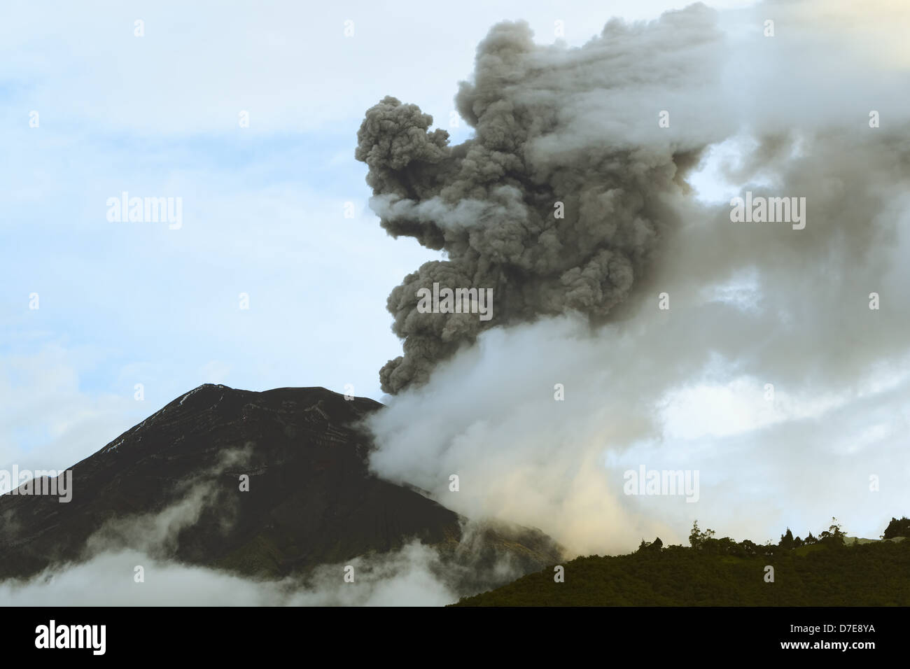 Vulcano Tungurahua che erutta su 5maggio 2013 Ecuador America del Sud Foto Stock