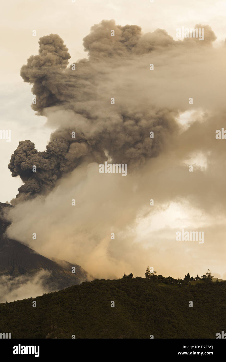 Vulcano Tungurahua che erutta su 5maggio 2013 Ecuador America del Sud Foto Stock