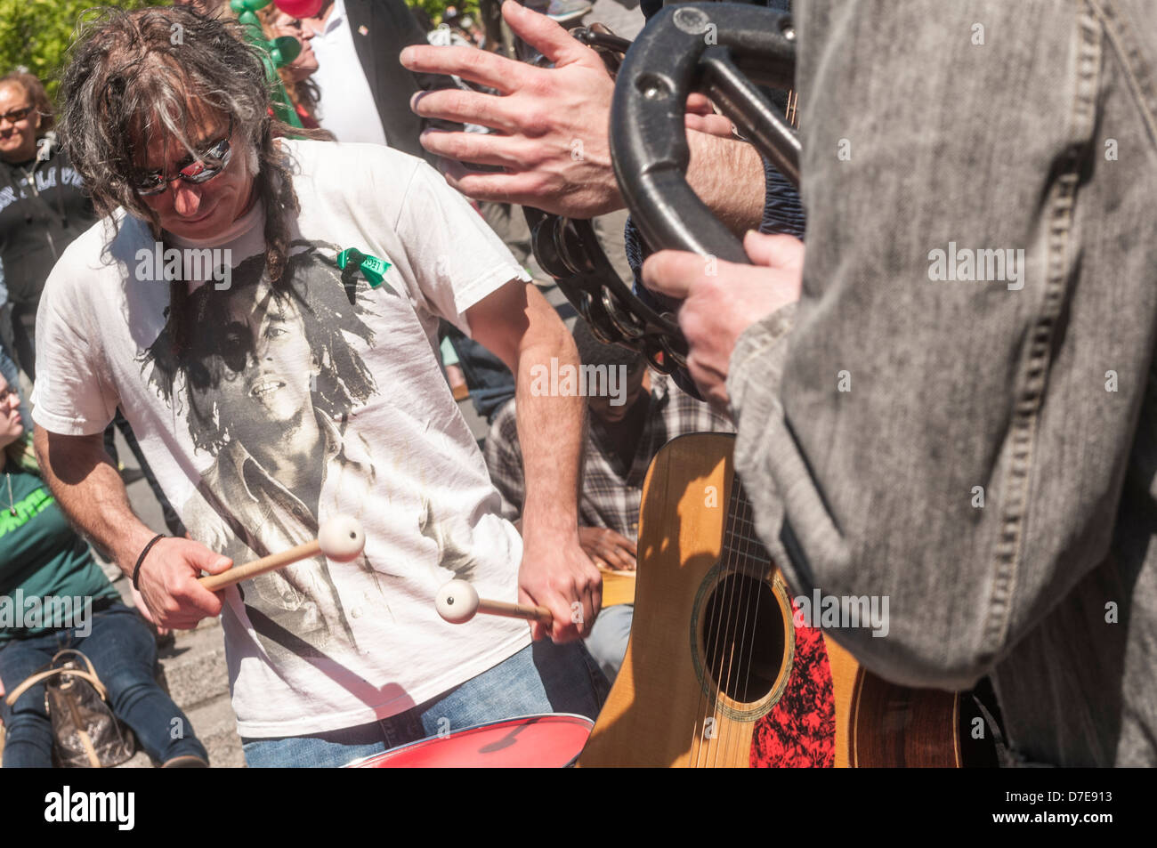 Occupare Wall Street attivisti di rendere la musica in Union Square Park Foto Stock