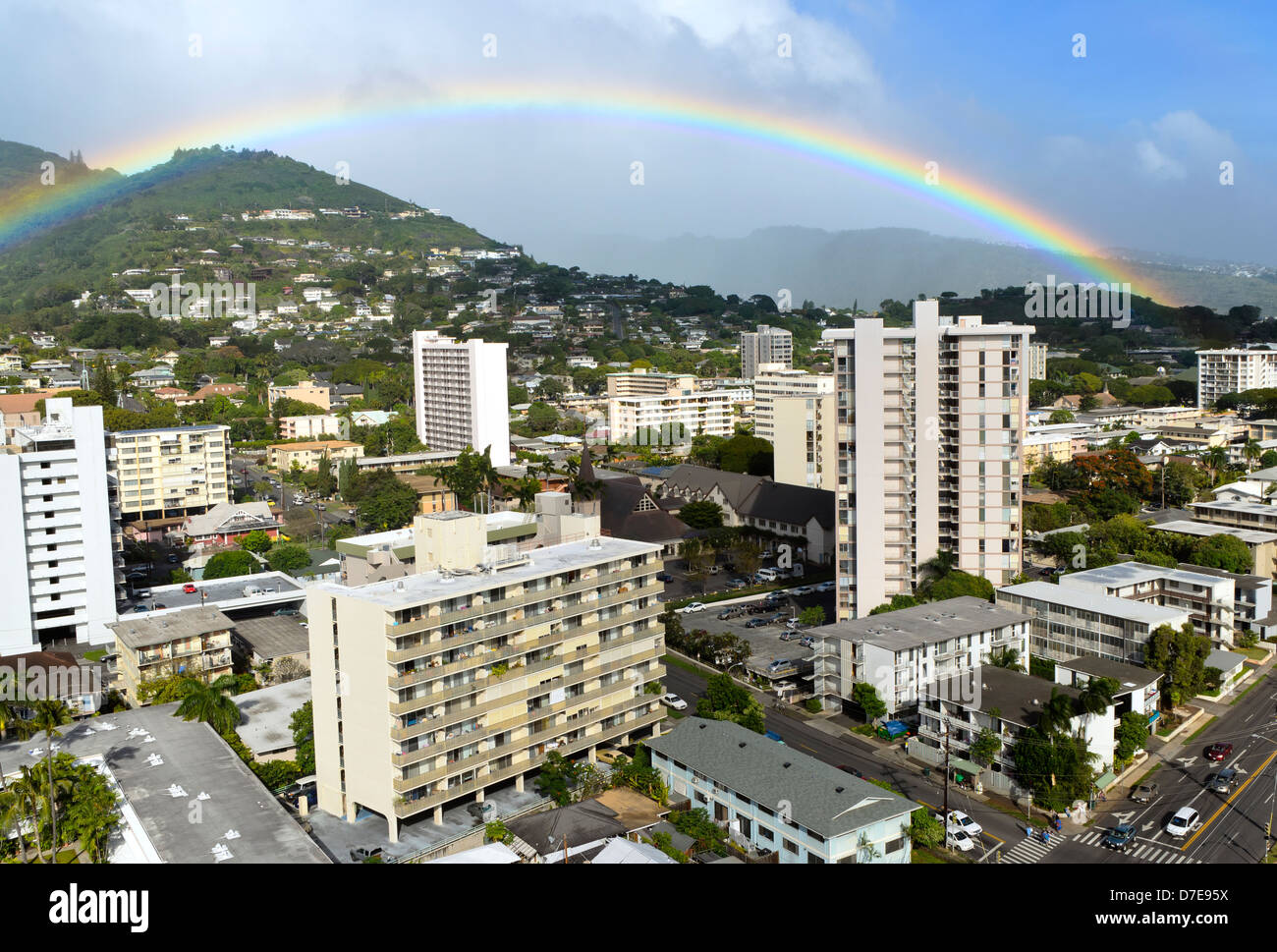 Rainbow oltre il quartiere Makiki a Honolulu, Hawaii, sull'isola di O'ahu Foto Stock