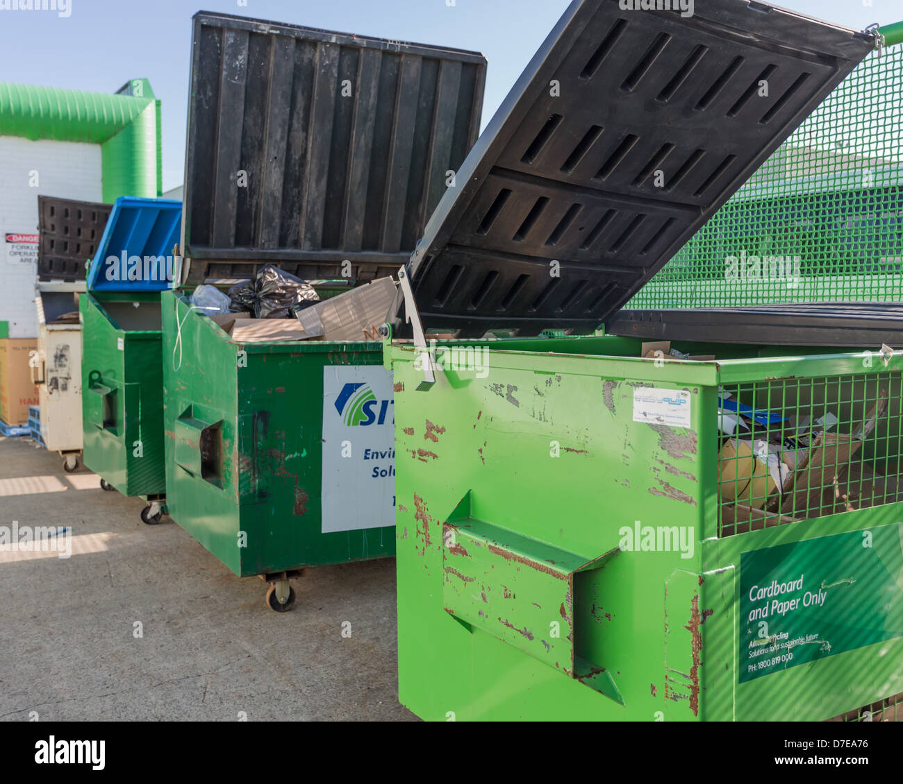 Rifiuti industriali e cassonetti per il riciclaggio, Sunbury, Victoria, Australia Foto Stock