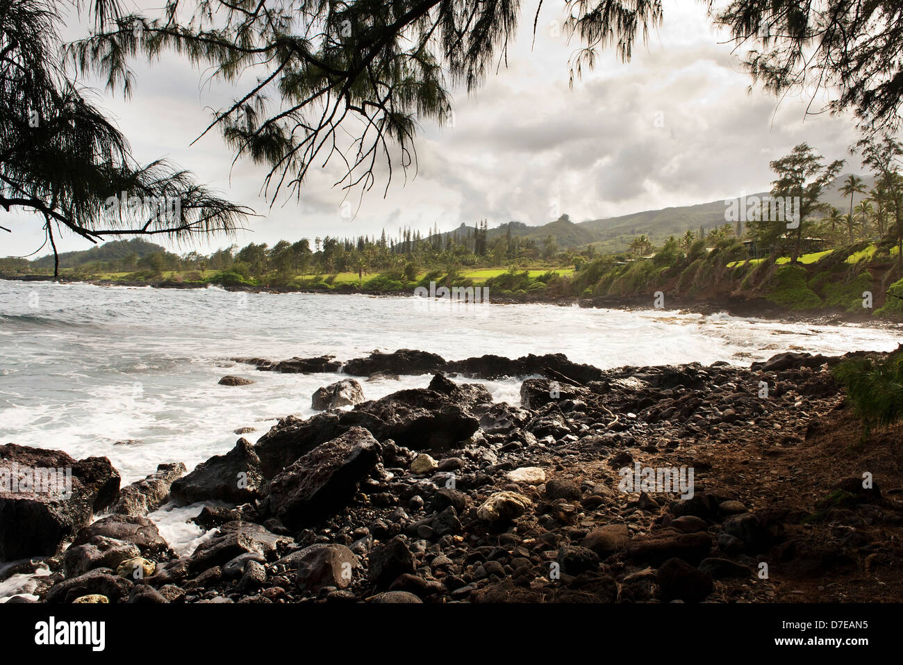 Una porzione di Kaihalulu Beach in Hāna, la contea di Maui, Hawaii. A pochi passi dall'esotico rosso spiaggia di sabbia. Foto Stock