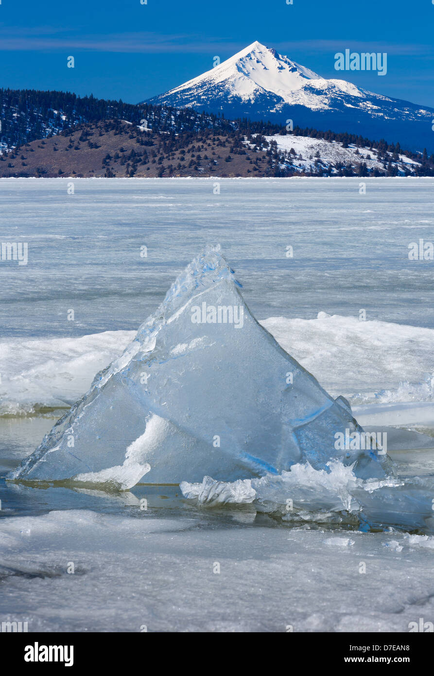Lago Klamath superiore nel sud della Oregon con montatura McLoughlin nella  distanza Foto stock - Alamy