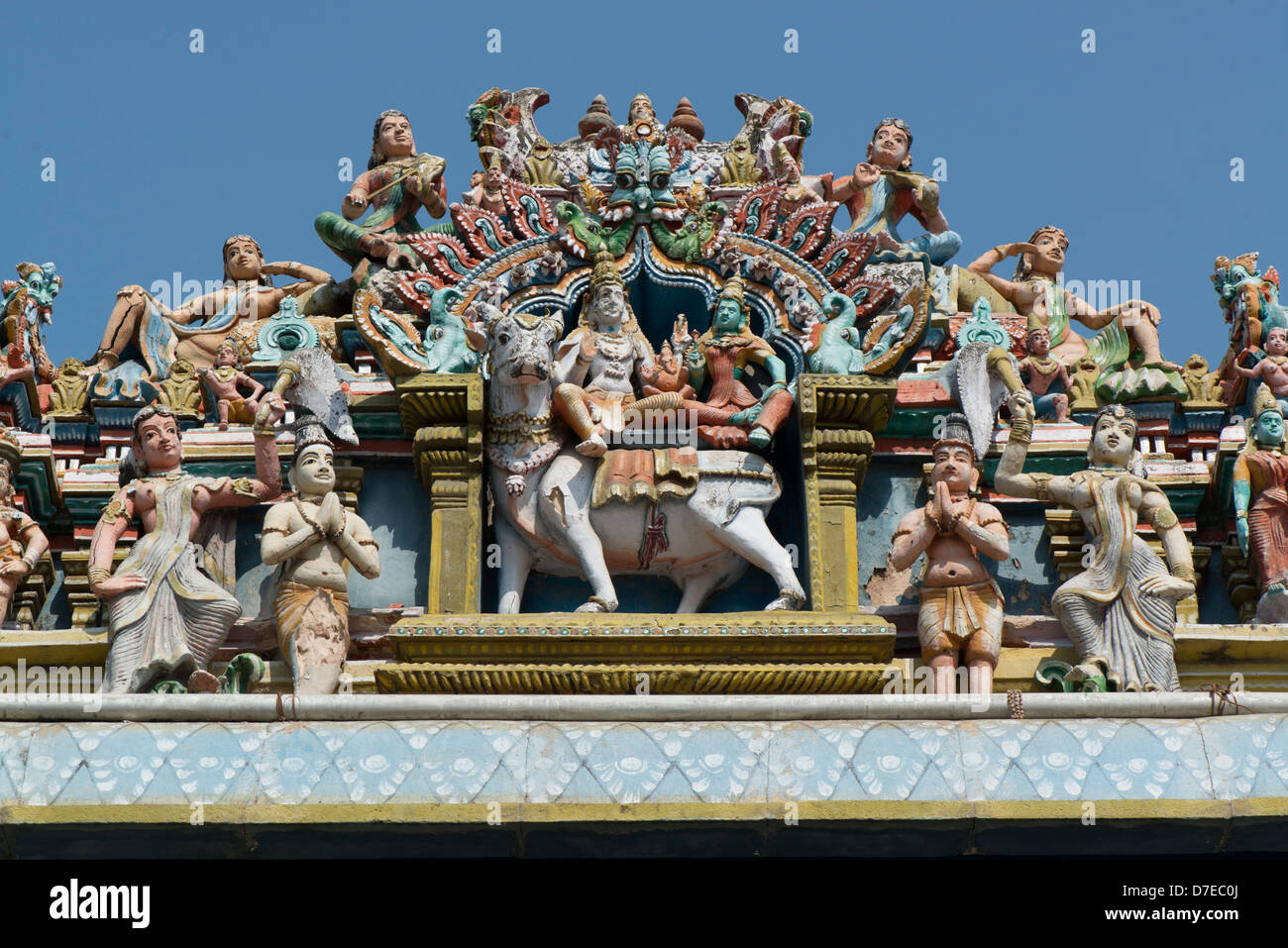 Figurine colorate arredano un santuario nel Tempio Arunachaleswara, Tiruvannamalai, Tamil Nadu, India Foto Stock