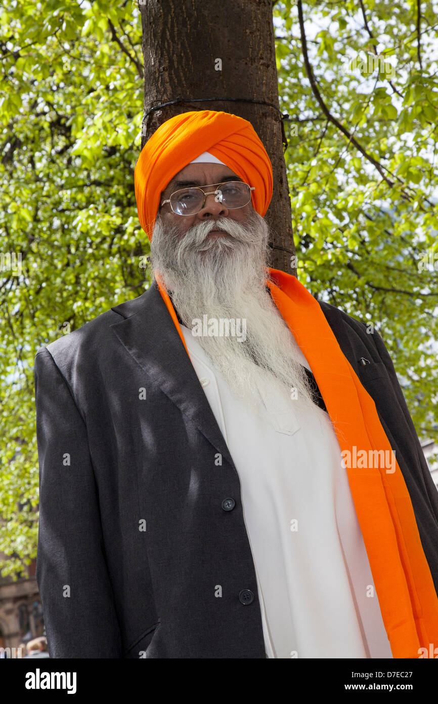 Manchester, Regno Unito. Il 5 maggio, 2013. Parksh Singh un sacerdote alla più importante celebrazione Vaisakhi nel calendario Sikh segnata dalla comunità sikh di Greater Manchester, con la loro annuale Nagar Kirtan processione attraverso le vie della città. Il Nagar Kirtan è a colori, celebrazione e adorazione ed è un invito per tutti indipendentemente dalla casta, di religione e di credo per unire i sikh nel celebrare la loro religione e cultura. Credito: Mar fotografico/Alamy Live News Foto Stock