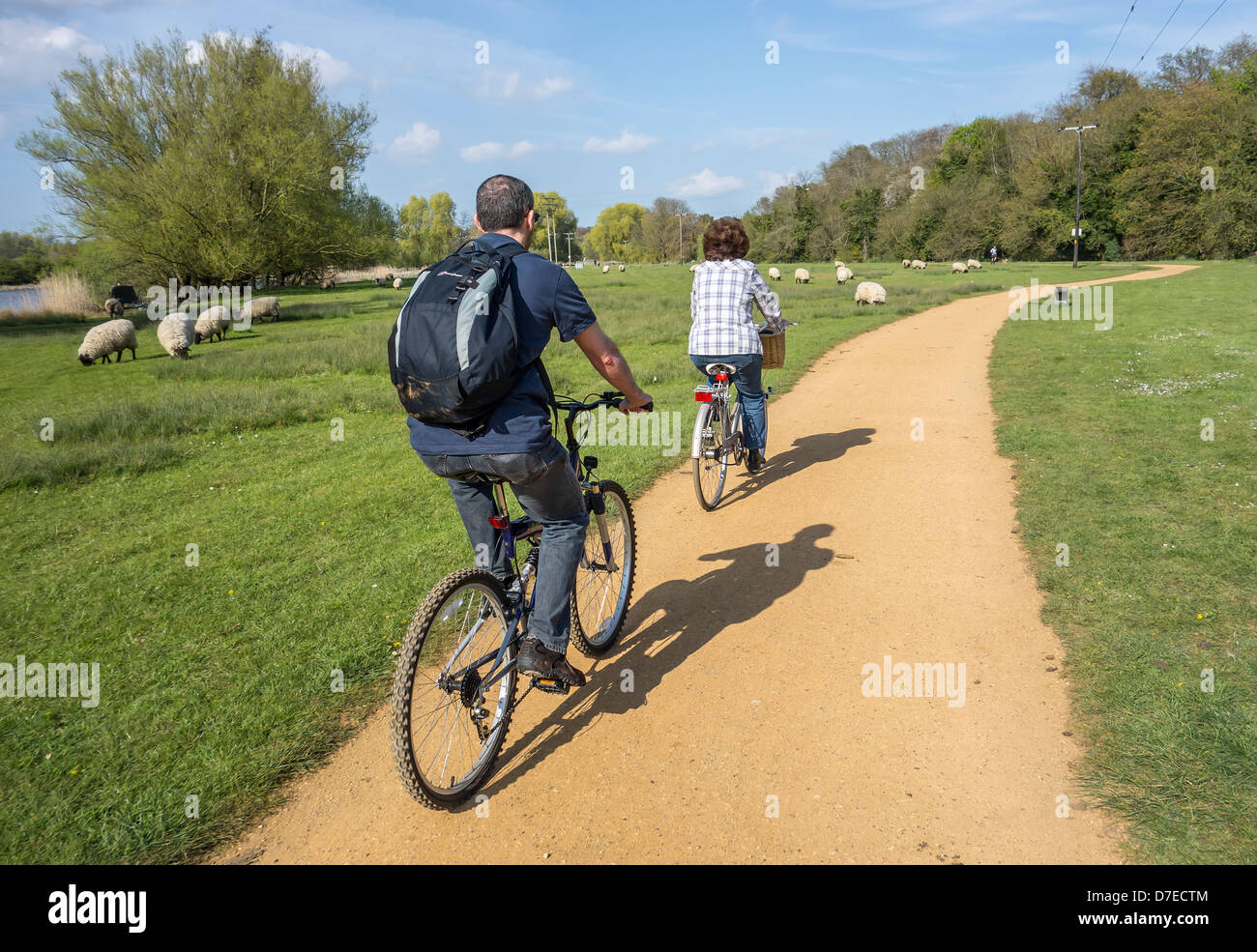 I ciclisti sul paese percorso ciclo. Canterbury UK. Nuovo off road riverside percorso ciclabile da Canterbury a Chartham Village. Foto Stock
