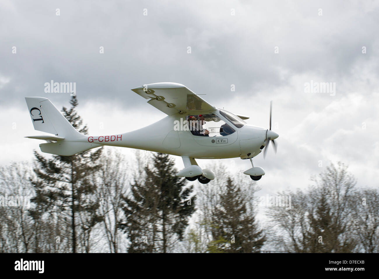 Immacolata Flight Design CT2K G-CBDH decolla da Popham airfield vicino a Basingstoke Hampshire Foto Stock