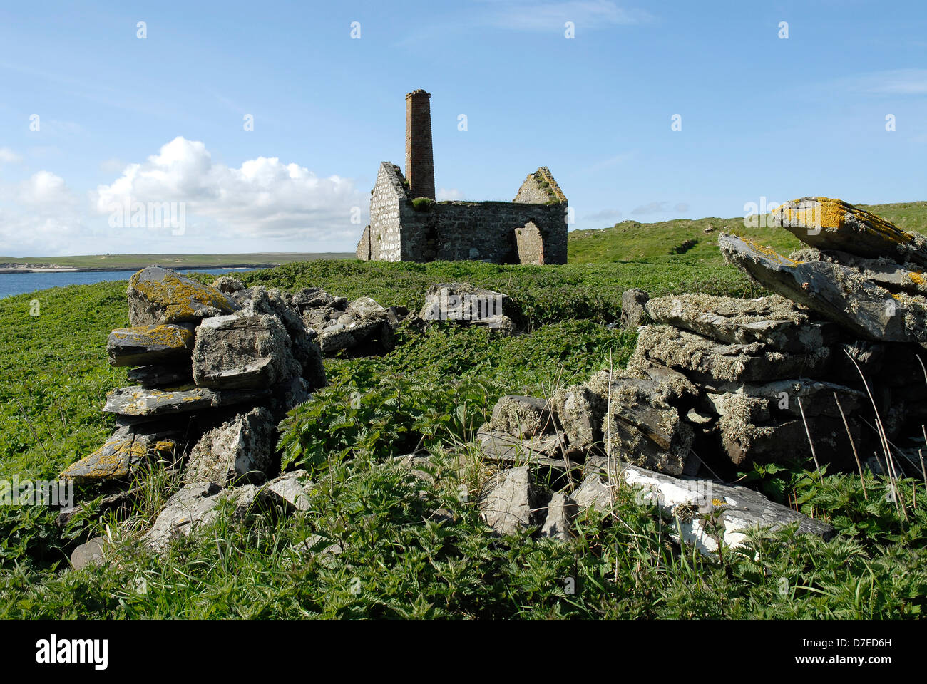 Le rovine di una cappella sulla navata centrale isola nelle Ebridi con i resti di una casa in primo piano, vista nord Foto Stock