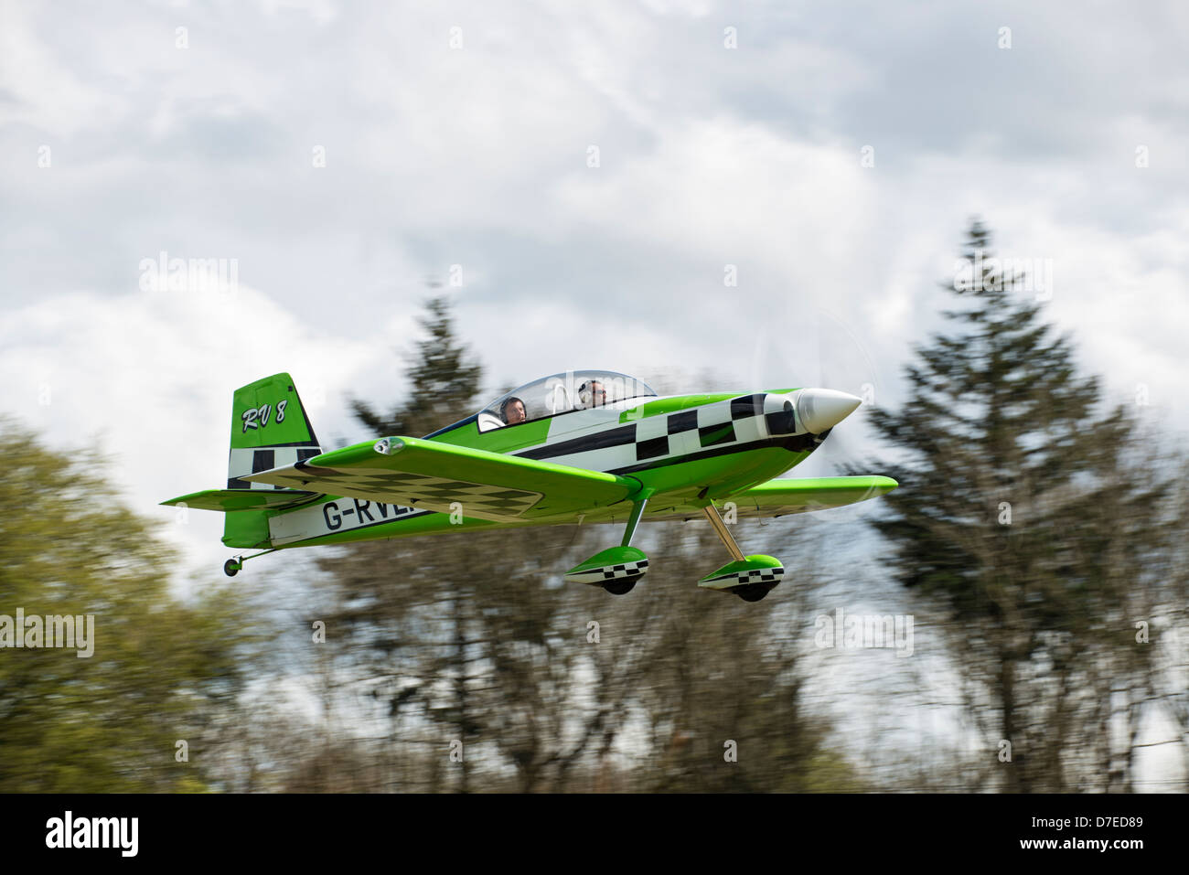 Dipinto luminosamente furgoni RV-8 velivolo kit G-RVEI decolla da Popham airfield vicino a Basingstoke Hampshire Foto Stock