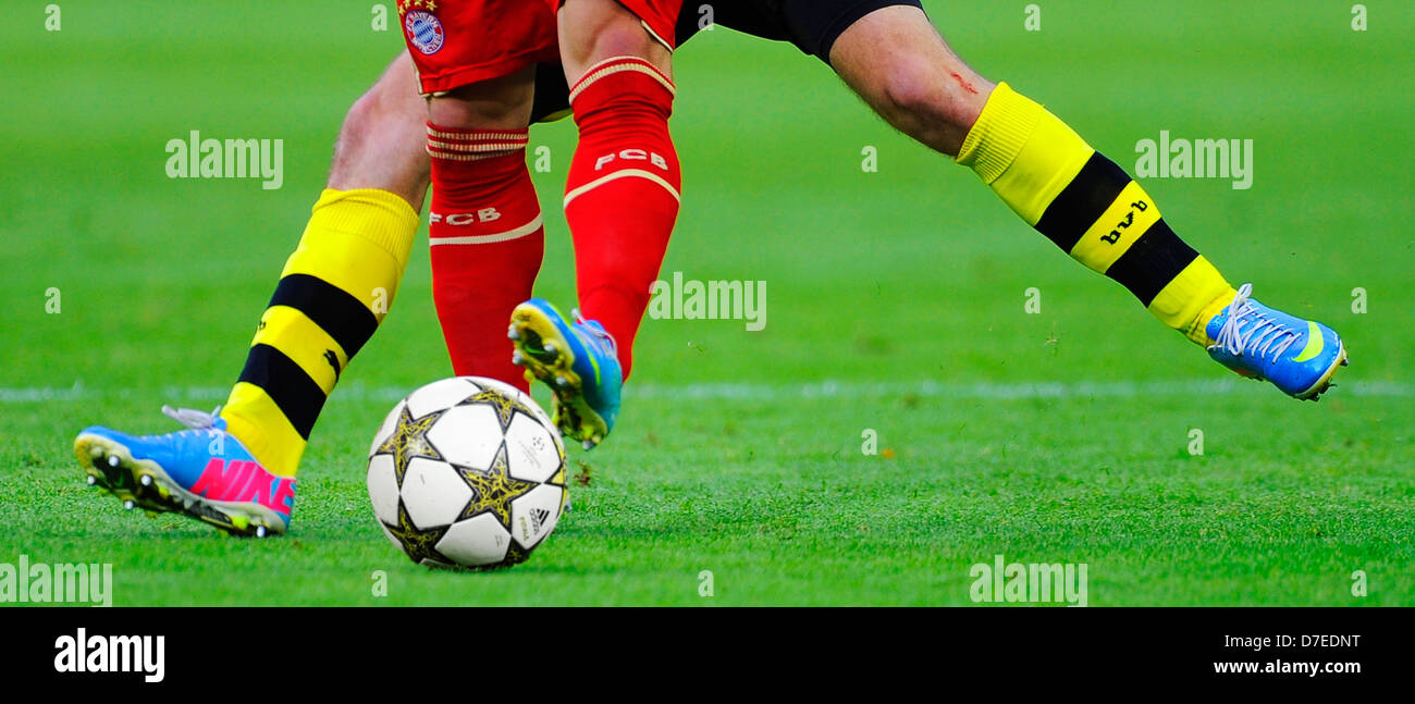 Gambe di calciatori dei club tedeschi FC Bayern Monaco e Borussia Dortmund combattono per la partita ufficiale della Champions League Foto Stock