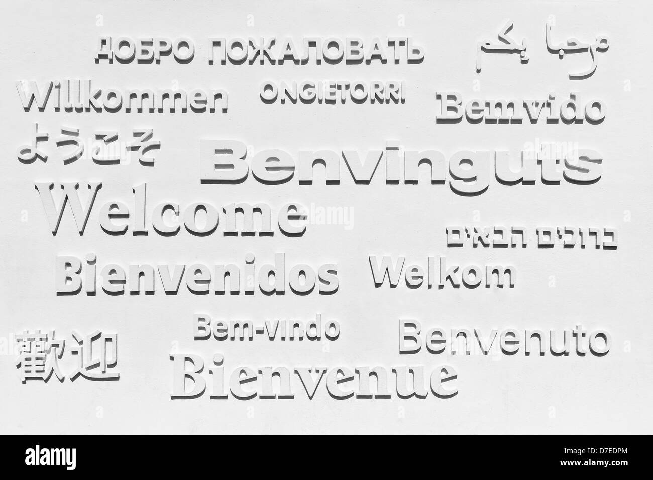 Segno di benvenuto in 15 lingue diverse. Foto Stock