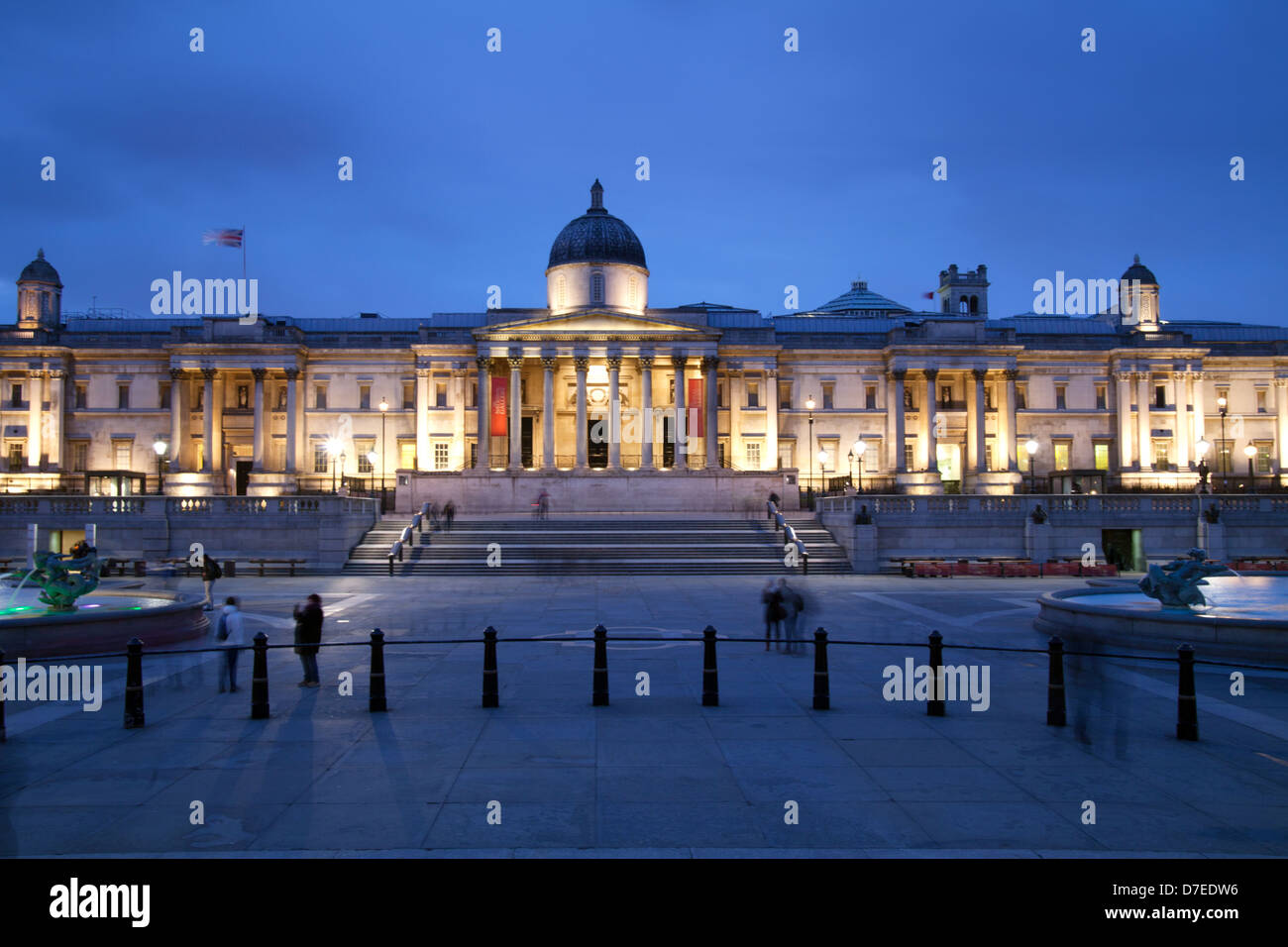Trafalgar Square e la National Portrait Gallery di notte, la città di Londra, Regno Unito Foto Stock