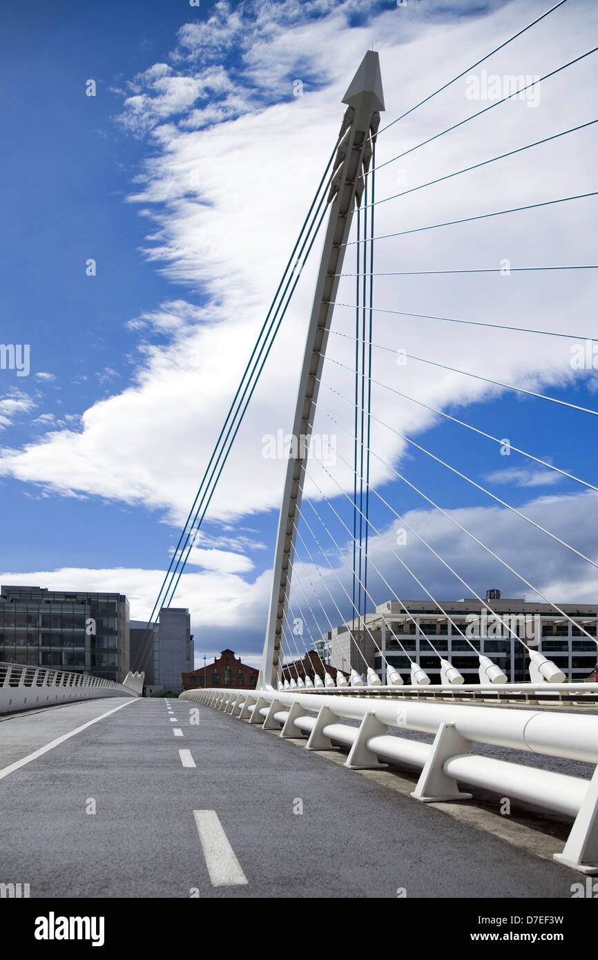 Samuel Beckett ponte che attraversa il fiume Liffey a Dublino, Irlanda.Vista verso il nord della città e il nuovo Docklands Foto Stock