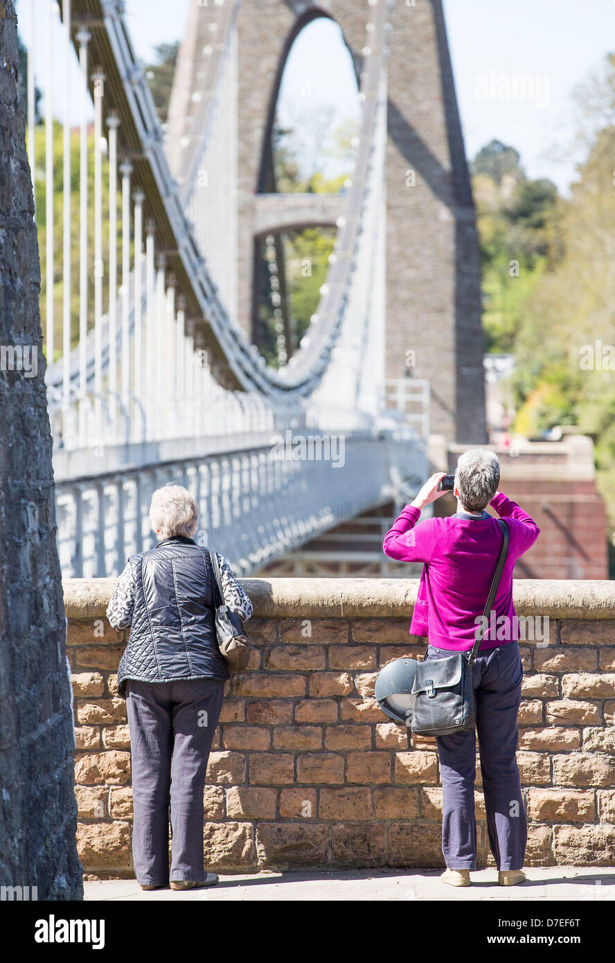 Bristol, Regno Unito. Il 6 maggio 2013. Due donne fermata a prendere una fotografia di Brunel il ponte sospeso di Clifton, Bristol come il Regno Unito gode di un ambiente caldo e soleggiato bank holiday. Forecasters predire oggi la temperatura deve raggiungere 22 gradi in alcune parti del paese. 6 maggio 2013 Credit: Adam Gasson / Alamy Live News Foto Stock