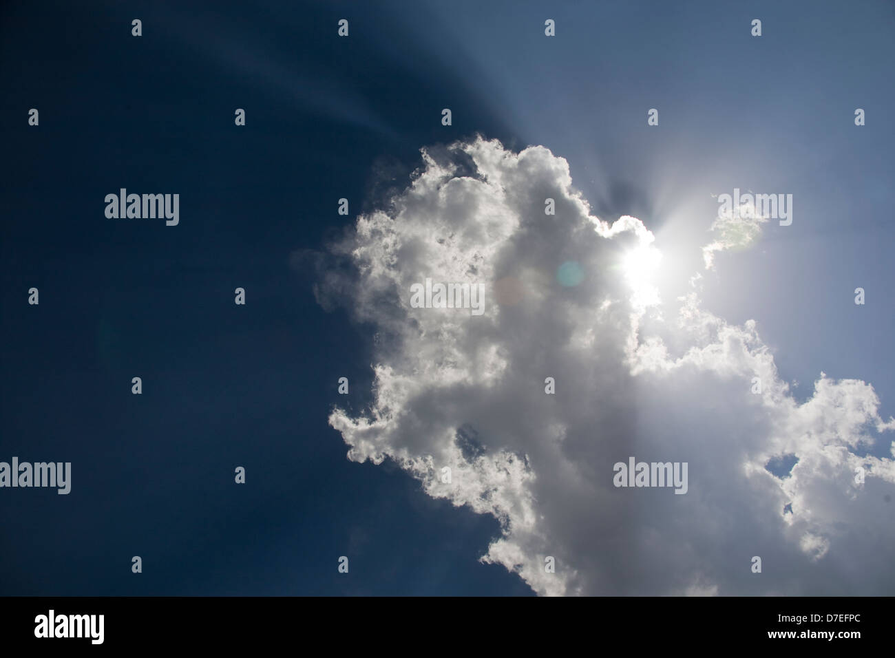 Sole che splende attraverso le nuvole Foto Stock