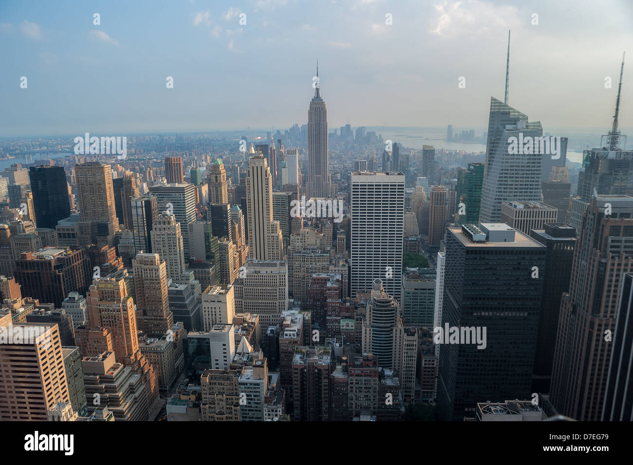 L'Empire State Building con midtown e la parte inferiore di Manhattan. NYC. Foto Stock