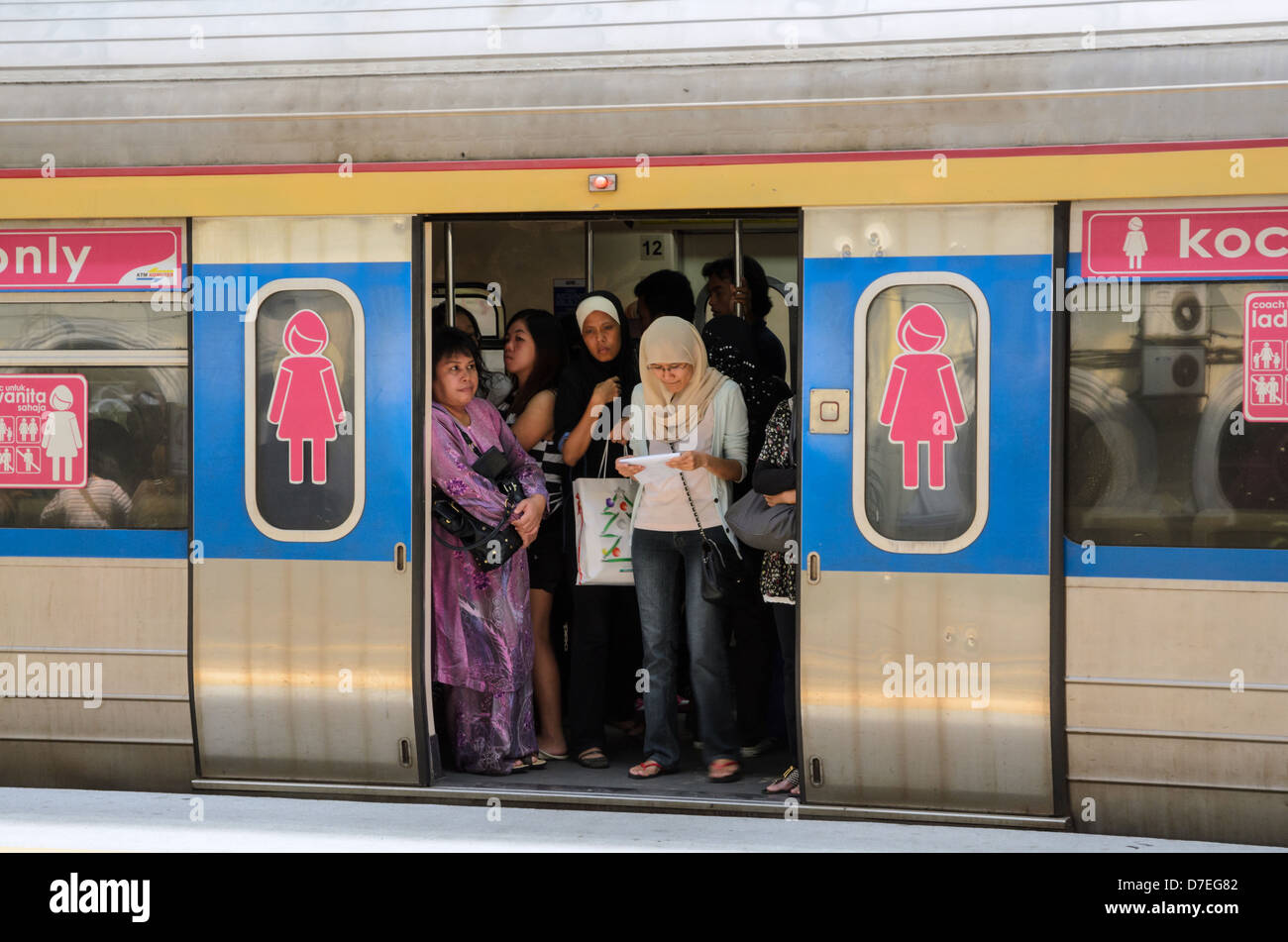 Le donne solo trasporto su una città locale treni pendolari; donna soltanto il trasporto; solo posti in piedi; treno autobus; porte aperte; solo femmina; trasporto pendolari Foto Stock