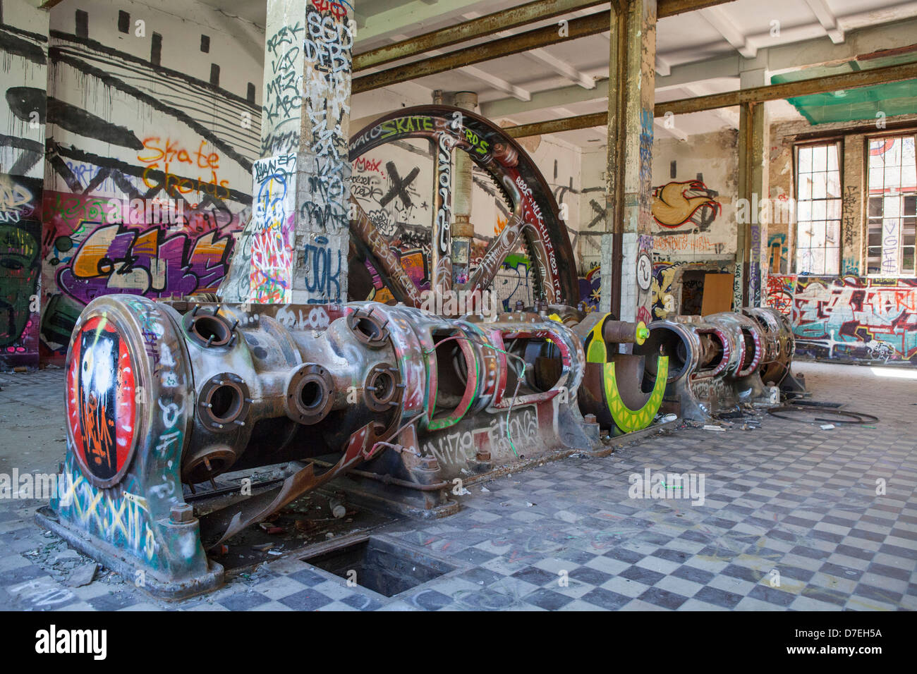 Il patrimonio industriale a vuoto abbandonato ex fabbrica del ghiaccio di Berlino con macchine e un sacco di graffiti (Germania) Foto Stock
