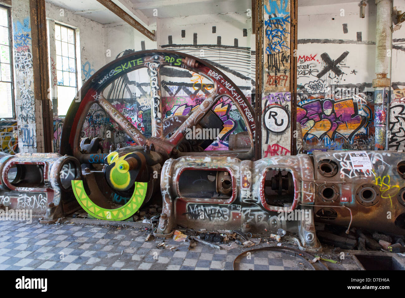 Vuoto abbandonato chiuso inutilizzati ex fabbrica del ghiaccio di Berlino con graffiti Foto Stock